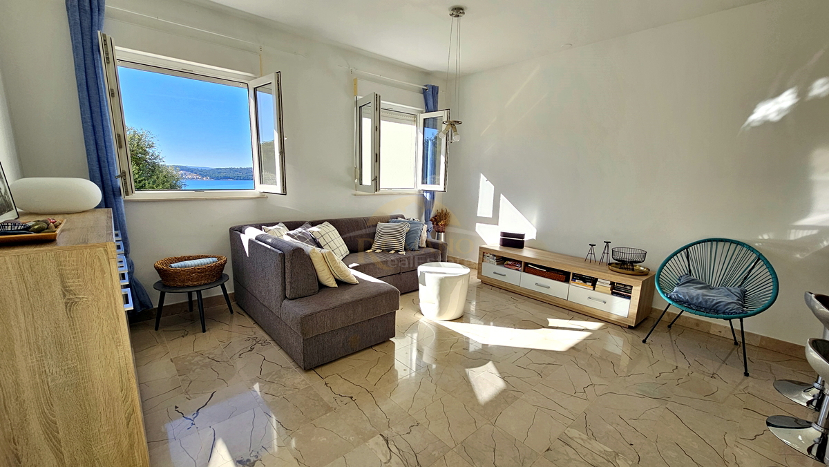 Prostoren dvosobni stan z odprtim pogledom na morje – Trogir, Balan